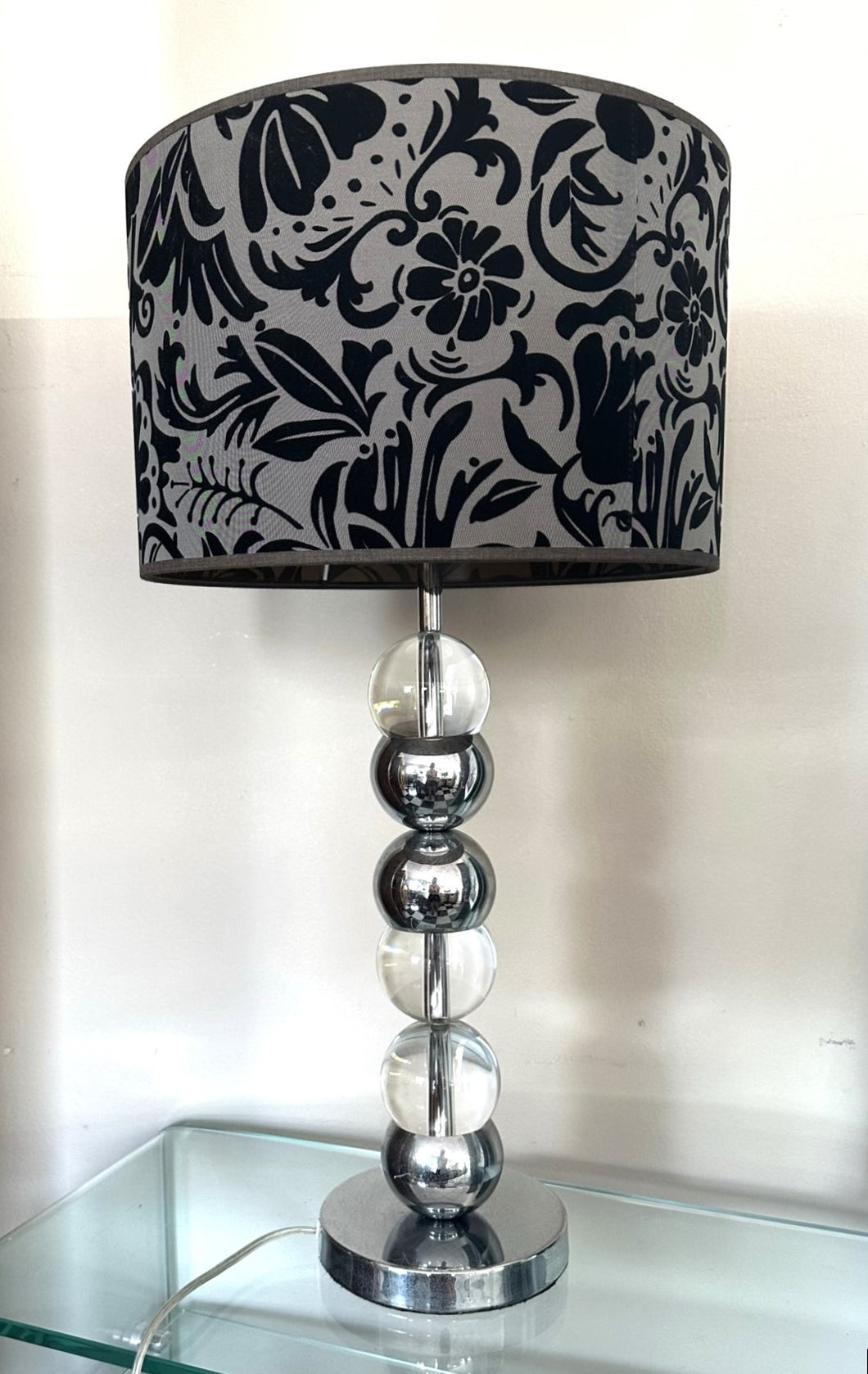 1076 - Large high quality lamp in very good condition (66cm high)