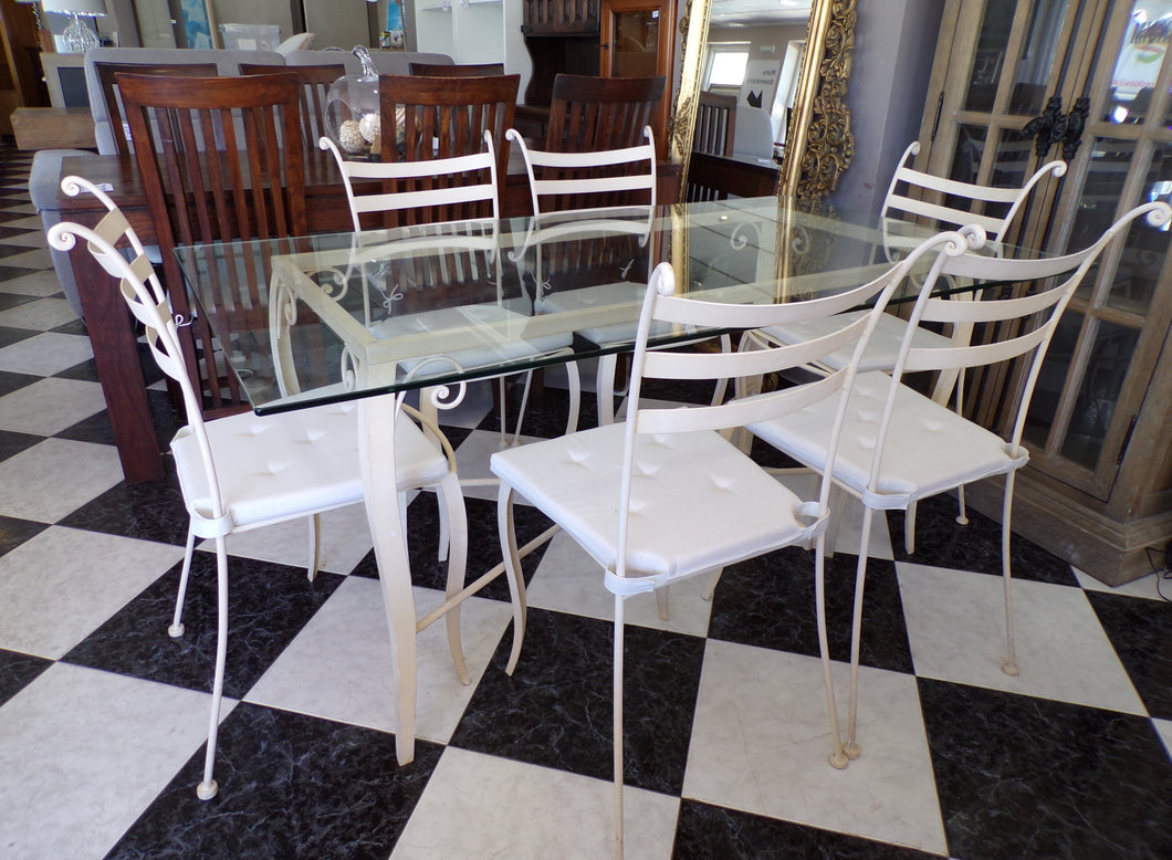 1022 - Cream iron table (90cm x 160cm) with glass top and 8 chairs + cushions in very good condition!