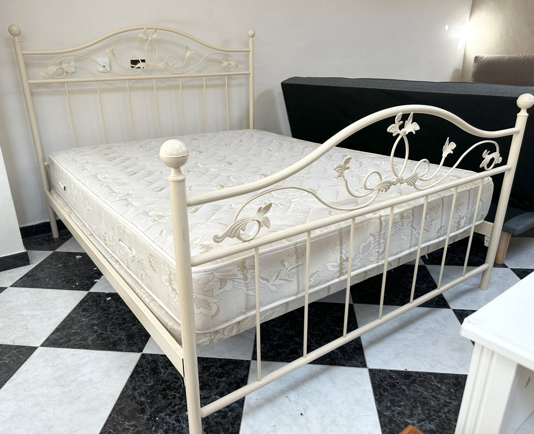 1164 - Cream iron bed frame + mattress (nice and clean, 150cm)