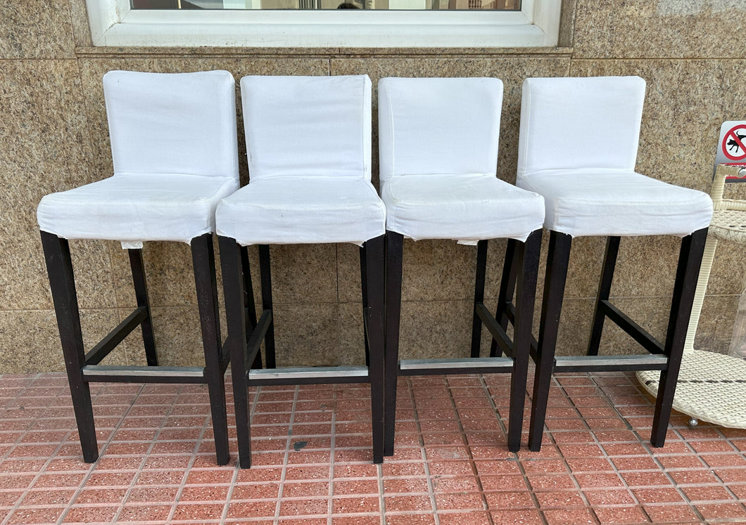 1098 - Set of four bar chairs. 145€ for all 4 (seat height: 77cm)