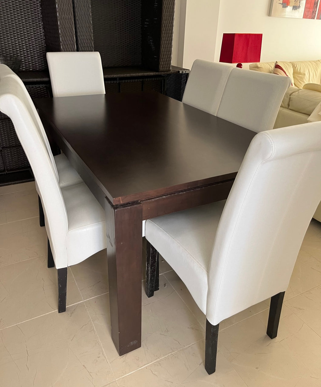 1039 - Wooden dining table + 6 white leather chairs in very good condition.