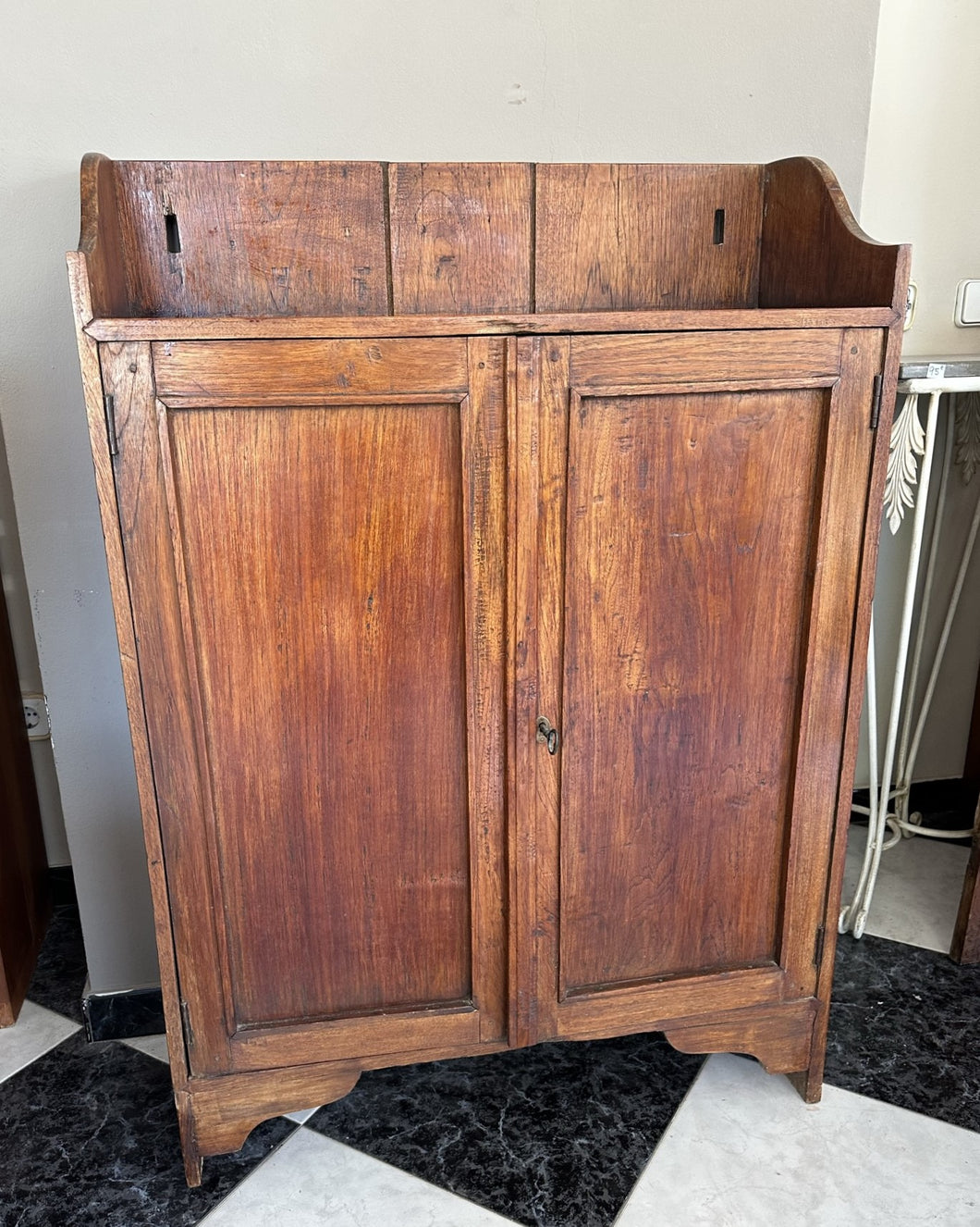 1083 - Rustic vintage cupboard (81cm x 34cm, 106cm high)