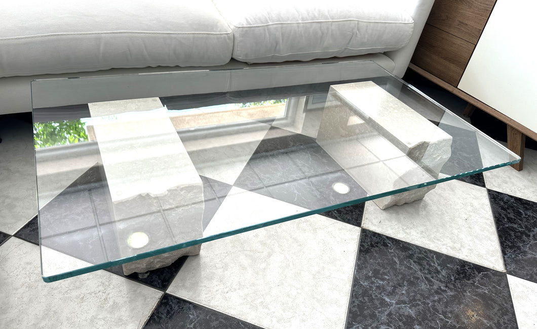 1028 - High quality heavy glass coffee table (120cm x 70cm, 25cm high) Very nice, just very hard to take photos of!