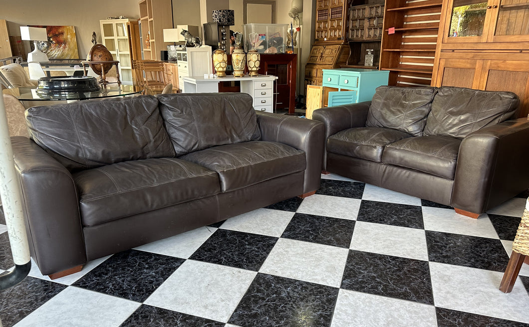 1008 - Leather sofa suite, consisting of 2-seater sofa (148cm)  and 3-seater sofa (200cm).