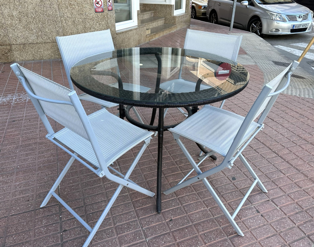 1012 - Outdoor round table (100cm across) and 4 chairs. Good conditon!