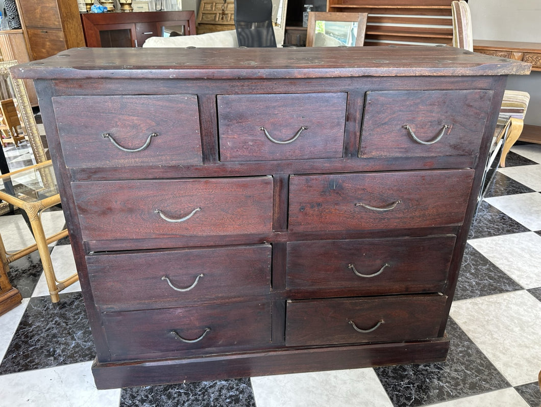 1026 - HEAVY rustic wooden chest of drawers with studs on top (120cm x 43cm, 100cm high)