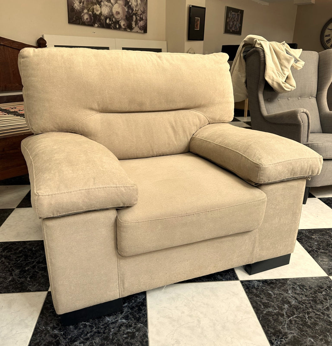 1118 - Fabric armchair.