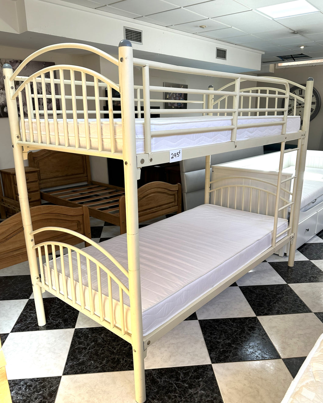 1069 - White bunk bed with mattresses! Very good condition! (Mattresses: 90cm x 190cm)