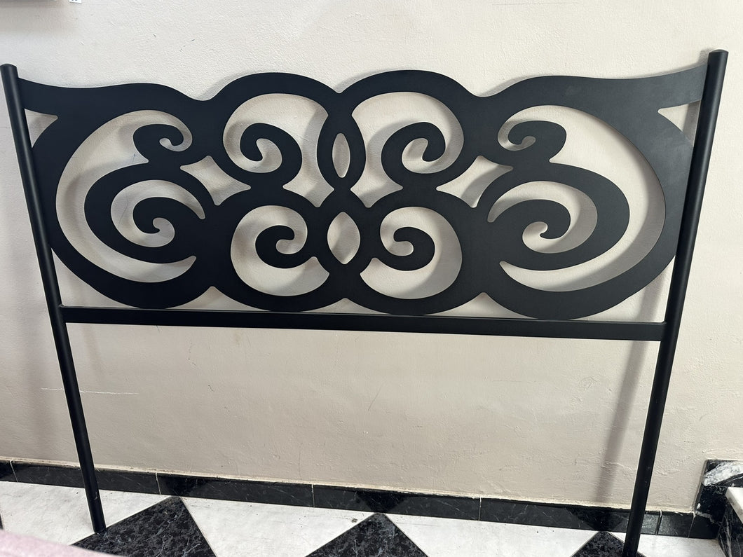 1066 - Heavy wrought iron headboard (Ex-display from our new beds store). (140cm wide, 117cm high) (New price 195€)