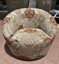 Load image into Gallery viewer, 1071 - Fabric armchair in very good condition!
