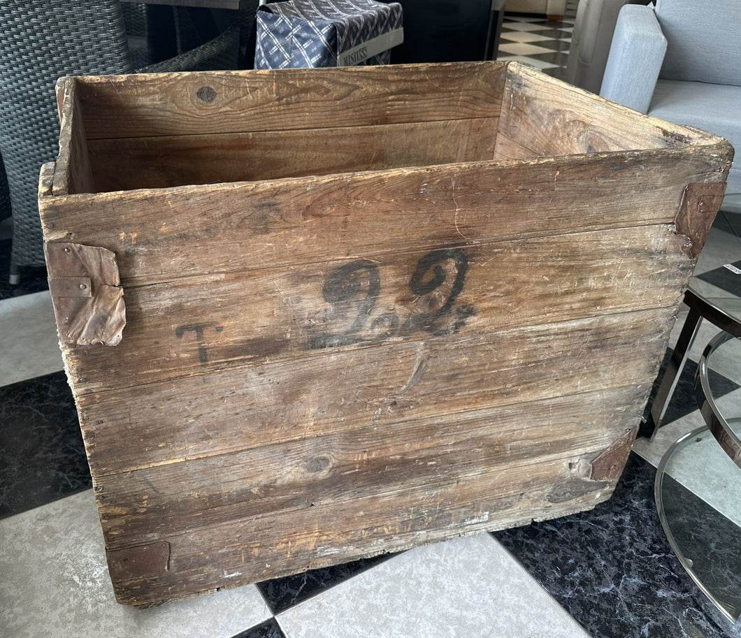 1111 - Large rustic chest/storage box (57cm x 87cm, 70cm high)