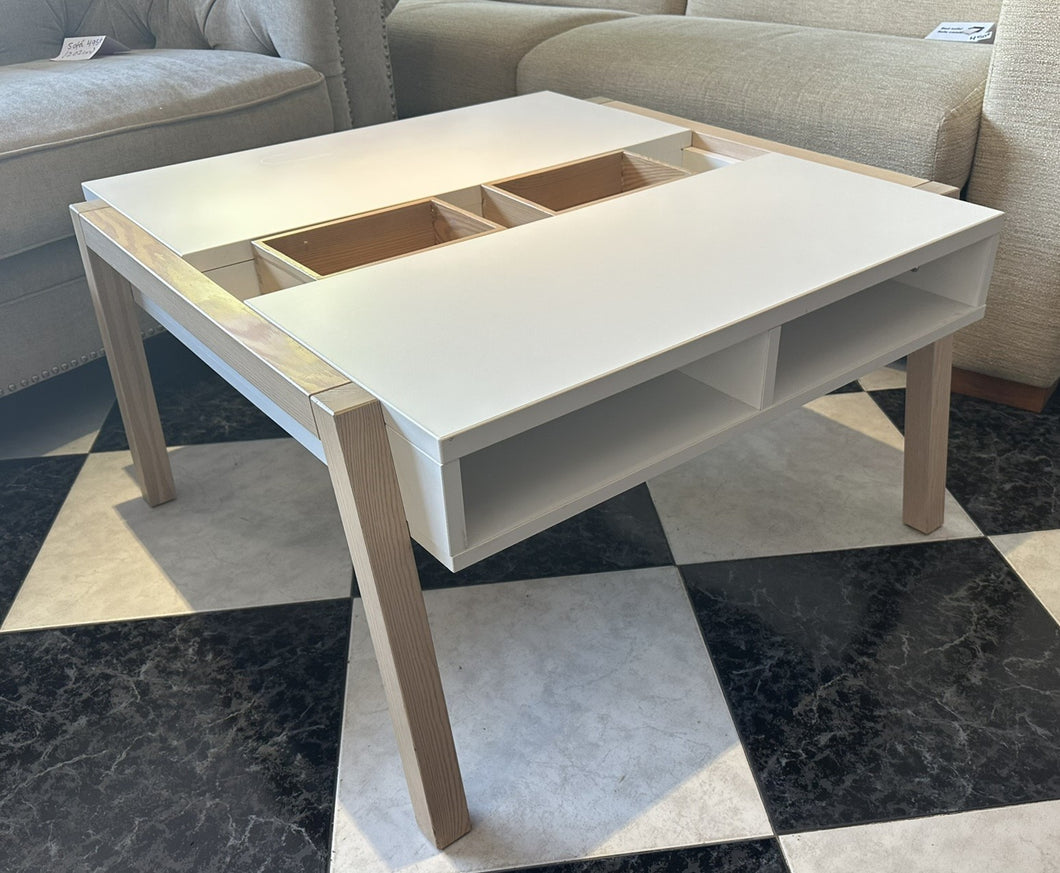 1062 - Coffee table (80cm x 80cm, 44cm high)