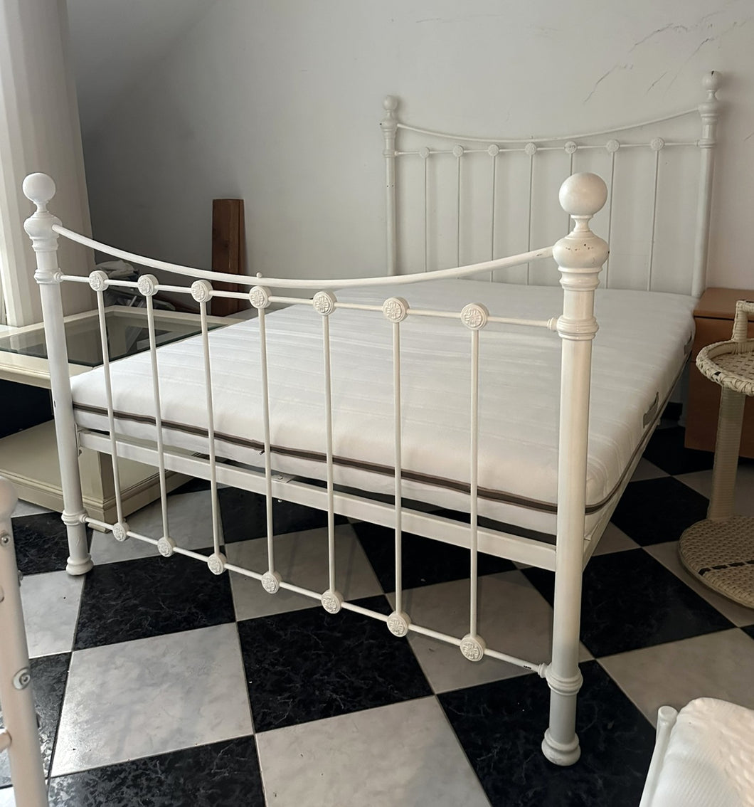 1045 - Large white iron bed with mattress (160cm x 200cm), all in very good condition!