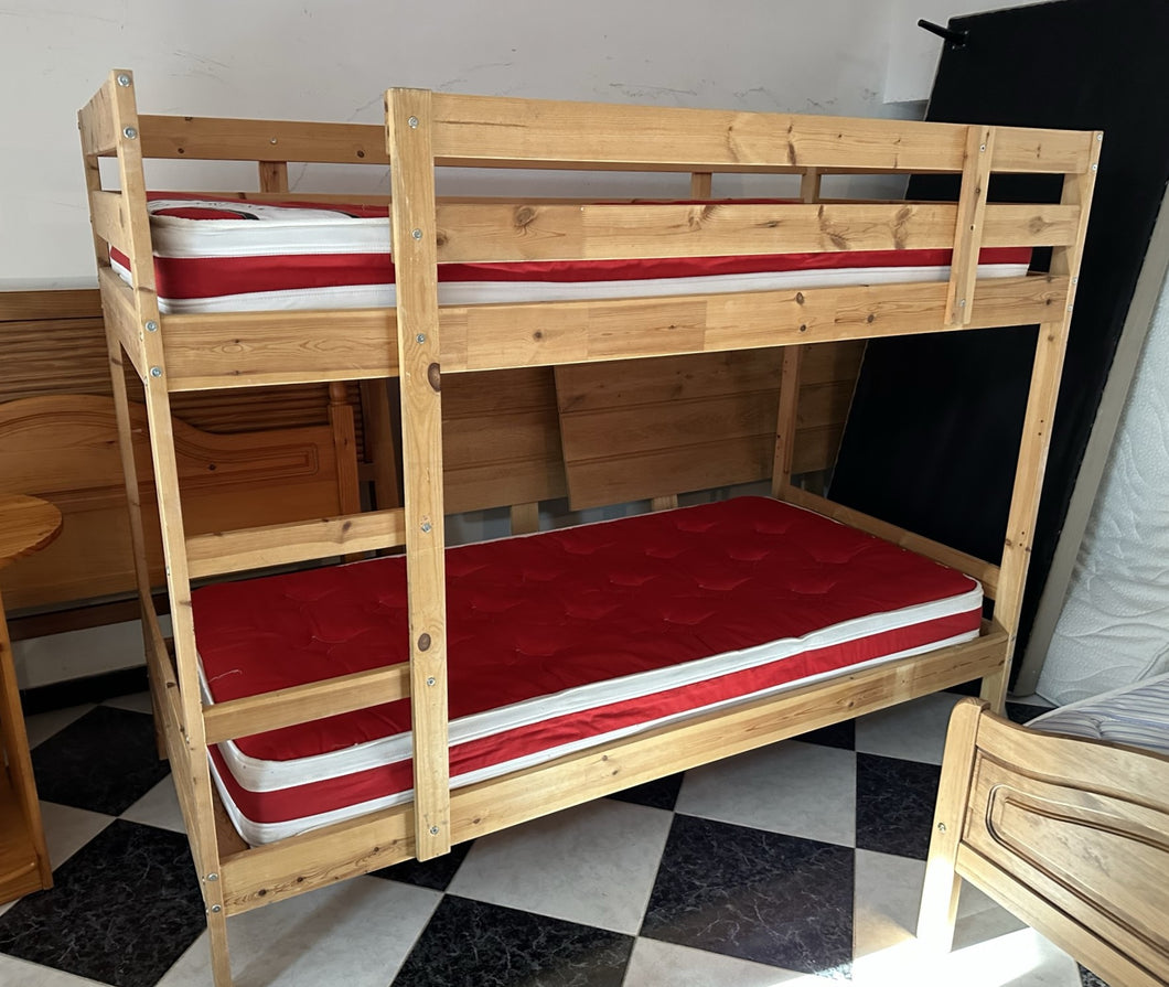 1141 - Bunk bed with mattresses.