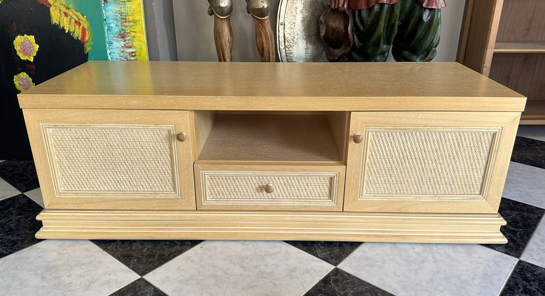 1051 - Heavy solid good quality TV-table (150cm x 55cm, 50cm high)