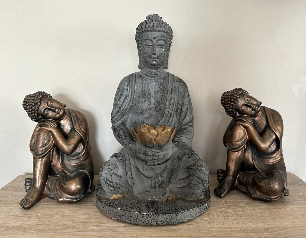1090 - Buddha statues (24cm, 40cm, 24cm). 10€, 20€, 10€.
