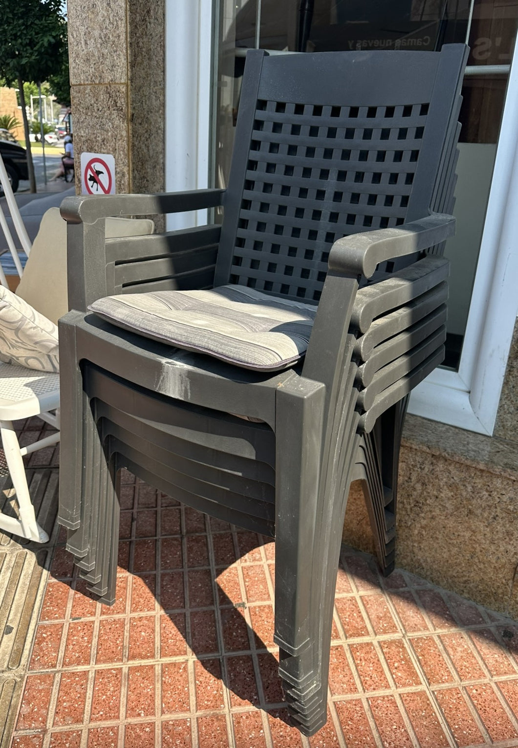 1185 - Set of 6 plastic chairs. 50€ for all 6!