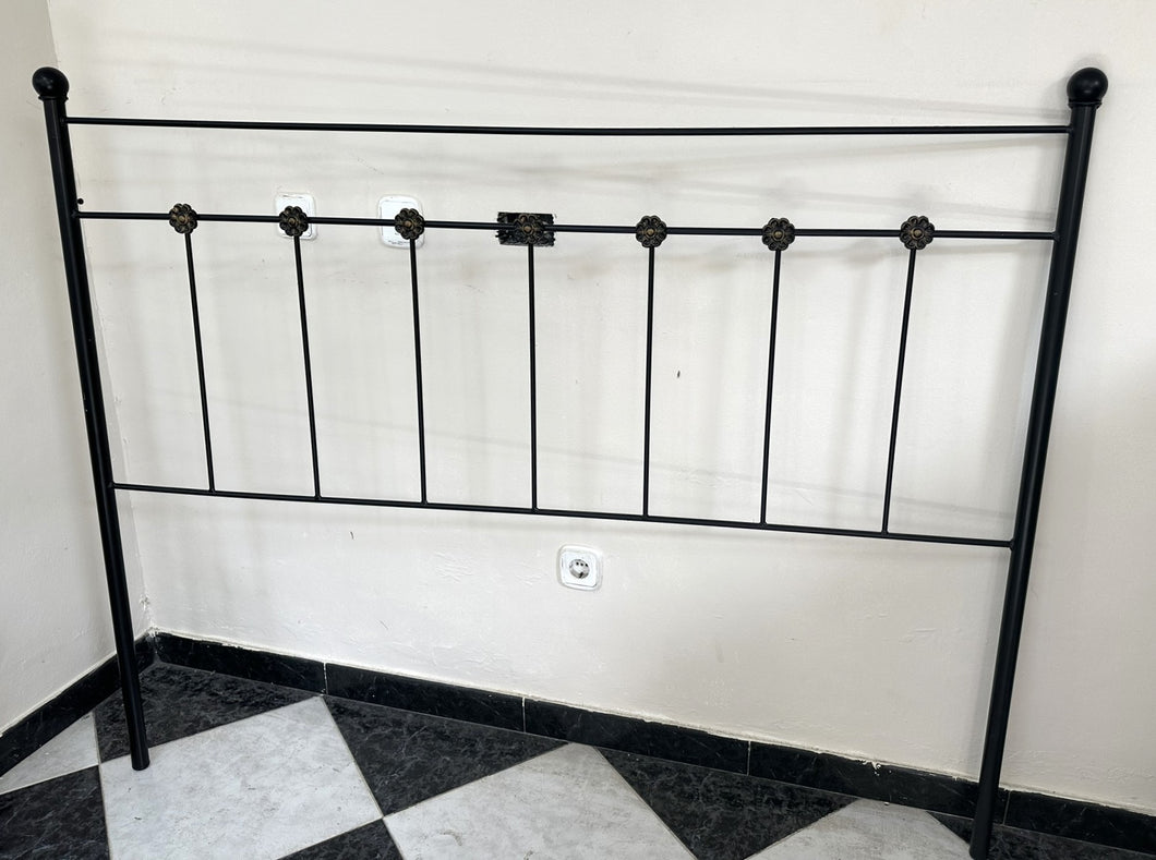 1183 - Metal headboard (158cm wide, 126cm high)