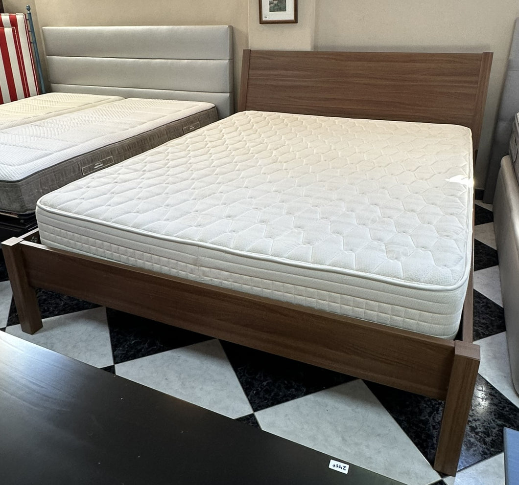 1020 - Wooden (laminate!) bed frame + mattress (160cm x 200cm) good condition!