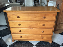 Cargar imagen en el visor de la galería, 1177 - Pine chest of drawers (100cm x 45cm, 76cm high)
