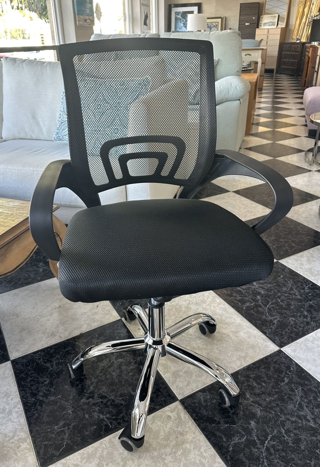 3028 - ****FACTORY NEW**** - We are no stocking a new model of office chair!