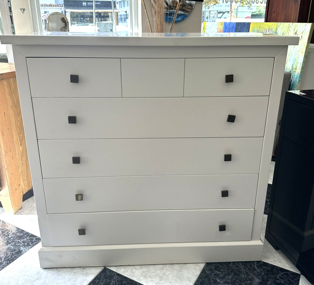 1139 - Large high quality chest of drawers (111cm x 51cm, 107cm high)