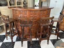 Load image into Gallery viewer, 1058 - Traditional Castilian bar (170cm wide, 111cm high) + 4 bar stools.

