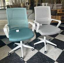 Cargar imagen en el visor de la galería, 2999 - ****FACTORY NEW**** New stock of office chairs! Available in turqouise, grey, pink and black!
