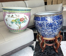 Load image into Gallery viewer, 1073 - Left: Pot 85€, Right: Pot + stand. 125€ (36cm high. With stand 60cm high. Diameter: 41cm)
