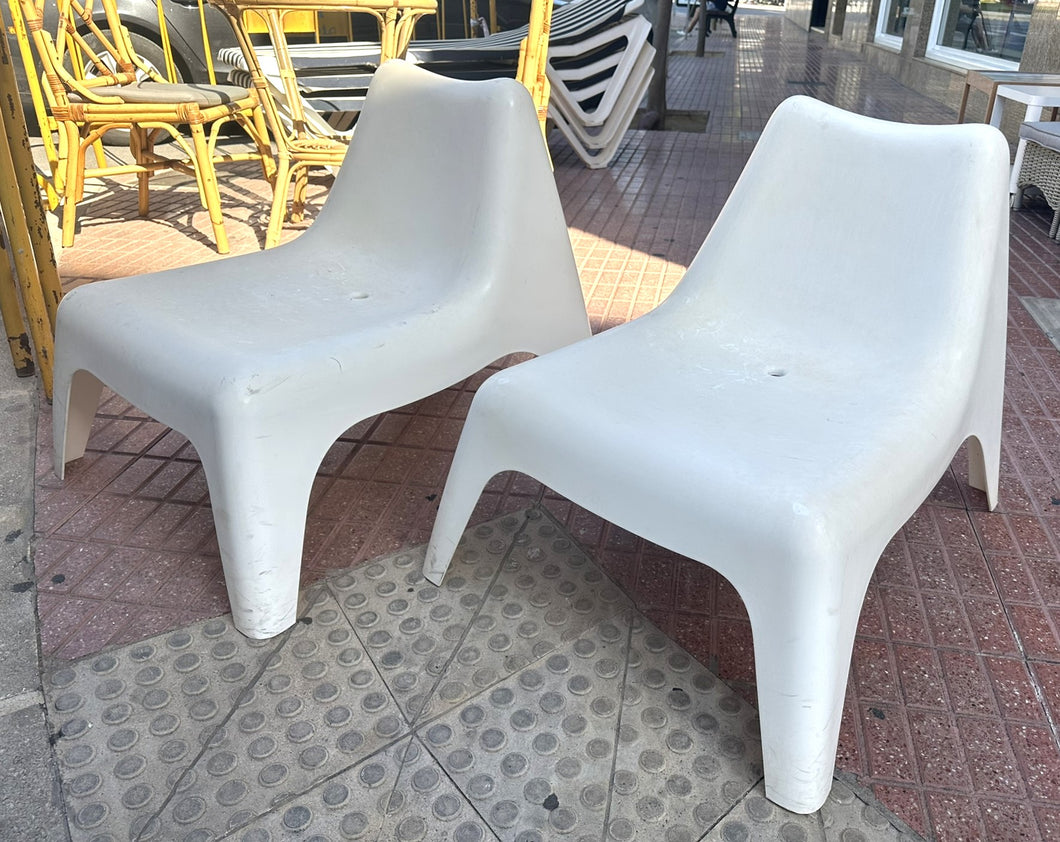 1184 - Two PVC chairs. 55€ for both.