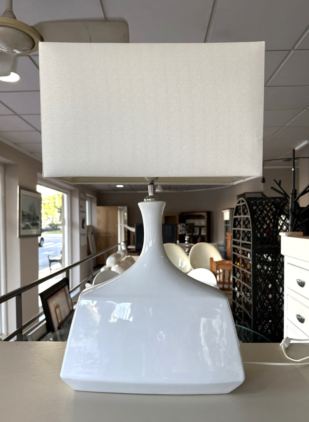 1086 - Large high quality lamp in very good condition (67cm high)