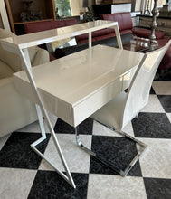 Load image into Gallery viewer, 1075 - High quality high gloss desk + chair in very good condition! (100cm x 60cm)

