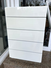 Cargar imagen en el visor de la galería, 1081 - White talll high gloss chest of drawers (65cm x 44cm, 105cm high)

