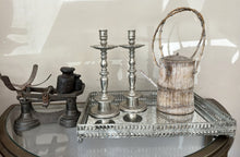 Cargar imagen en el visor de la galería, 1126 - Misc items - Vintage cast-iron balance scales with weights 55€, Candle sticks 35€ for both (32cm), mirrored tray 35€ (48cm x 32cm), Antique watering can 35€.
