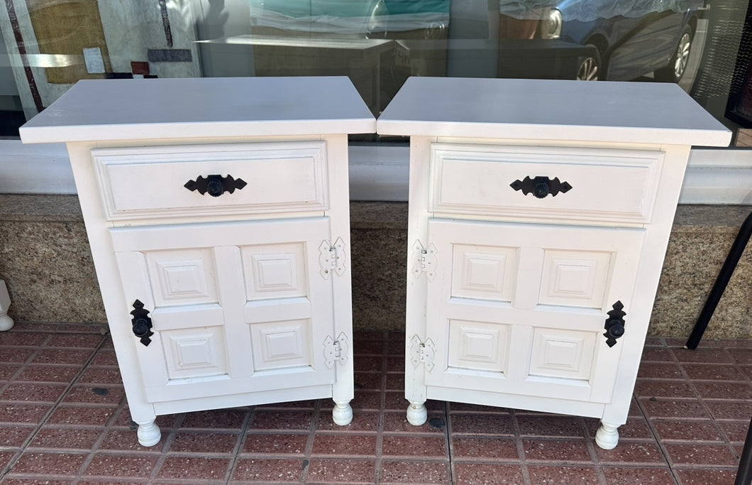 1042 - Two Castilian cabinets (50cm x 33cm, 62cm high) 115€ for both