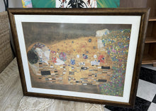 Cargar imagen en el visor de la galería, 1193 - Framed copy of Gustav Klilmt´s "the kiss" painting. (67cm x 87cm.
