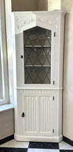 Cargar imagen en el visor de la galería, 1041 - White painted corner cabinet (Sides: 54cm, 176cm high)
