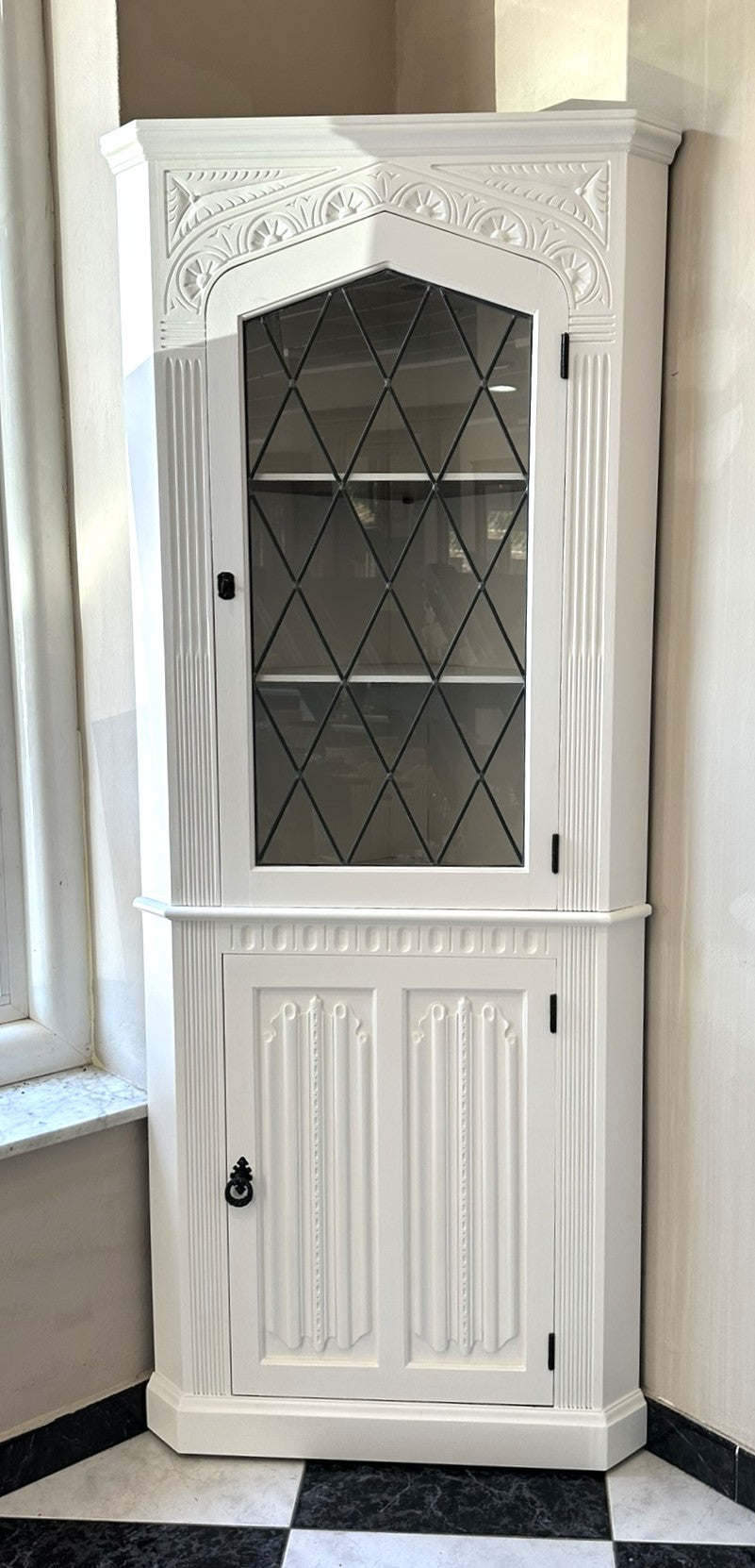 1041 - White painted corner cabinet (Sides: 54cm, 176cm high)