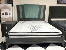 Cargar imagen en el visor de la galería, 1020 - High quality bed bedframe with velvet headboard + base + mattress (160cm x 200cm). All in very good condition!
