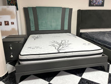 Cargar imagen en el visor de la galería, 1020 - High quality bed bedframe with velvet headboard + base + mattress (160cm x 200cm). All in very good condition!
