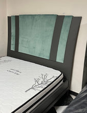 Cargar imagen en el visor de la galería, 1020 - High quality bed bedframe with velvet headboard + base + mattress (160cm x 200cm). All in very good condition!
