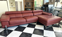 Cargar imagen en el visor de la galería, 1003 - High quality leather L-shaped sofa (a little darker than on the photo). (Sides: 280cm and 170cm)

