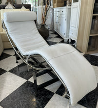 Load image into Gallery viewer, 1002 - High quality chaise lounge in very good condition and VERY comfortable!
