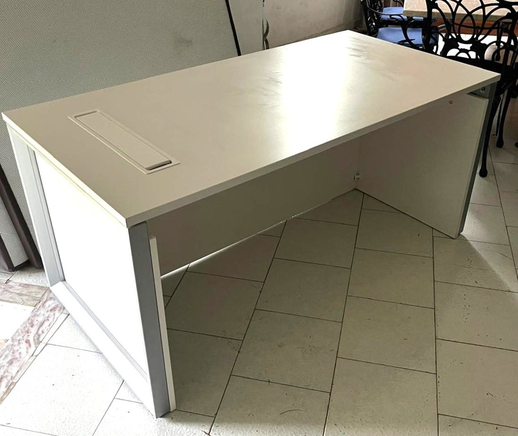 1081 - White desk. THIS ONE ON THE PHOTO IS SOLD, BUT WE HAVE ONE SMALLER ONE (120CM X 80CM  125€) AND TWO BIGGER ONES (180CM X 80CM)