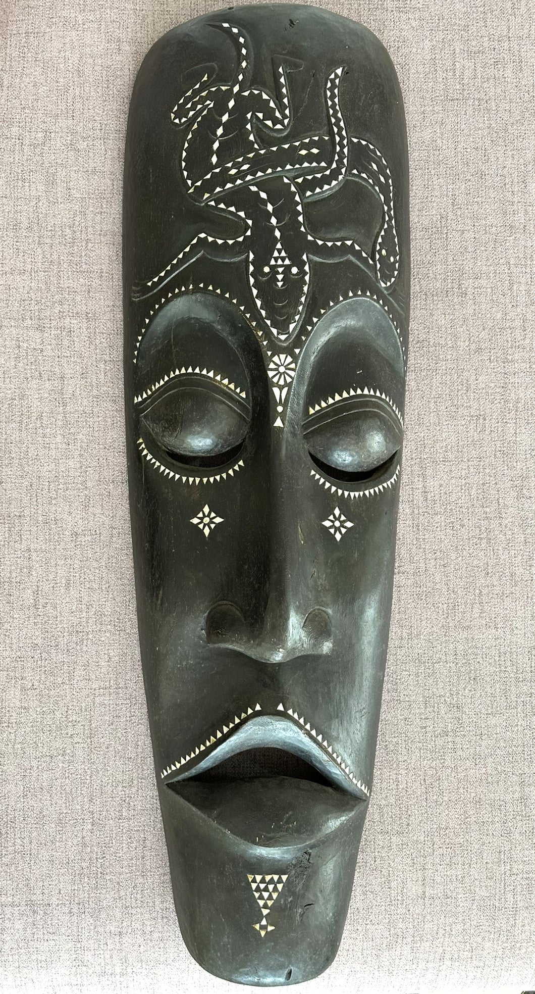 1036 - Wooden mask (98cm x 30cm)