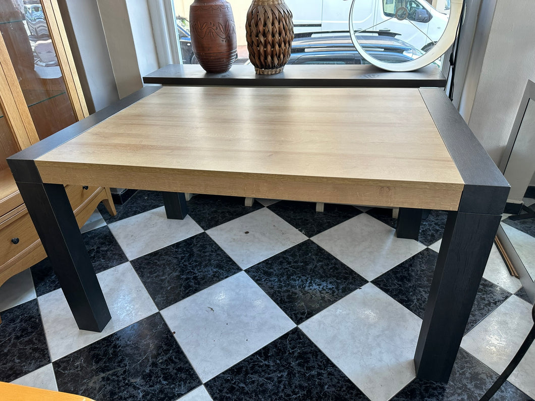 1009 - Dining table in very good condition (140cm x 90cm).