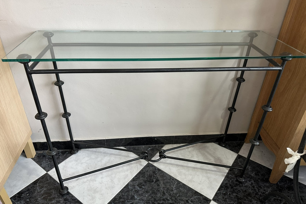 1047 - Wrought iron console table with glass top (110cm x 35cm, 77cm high)