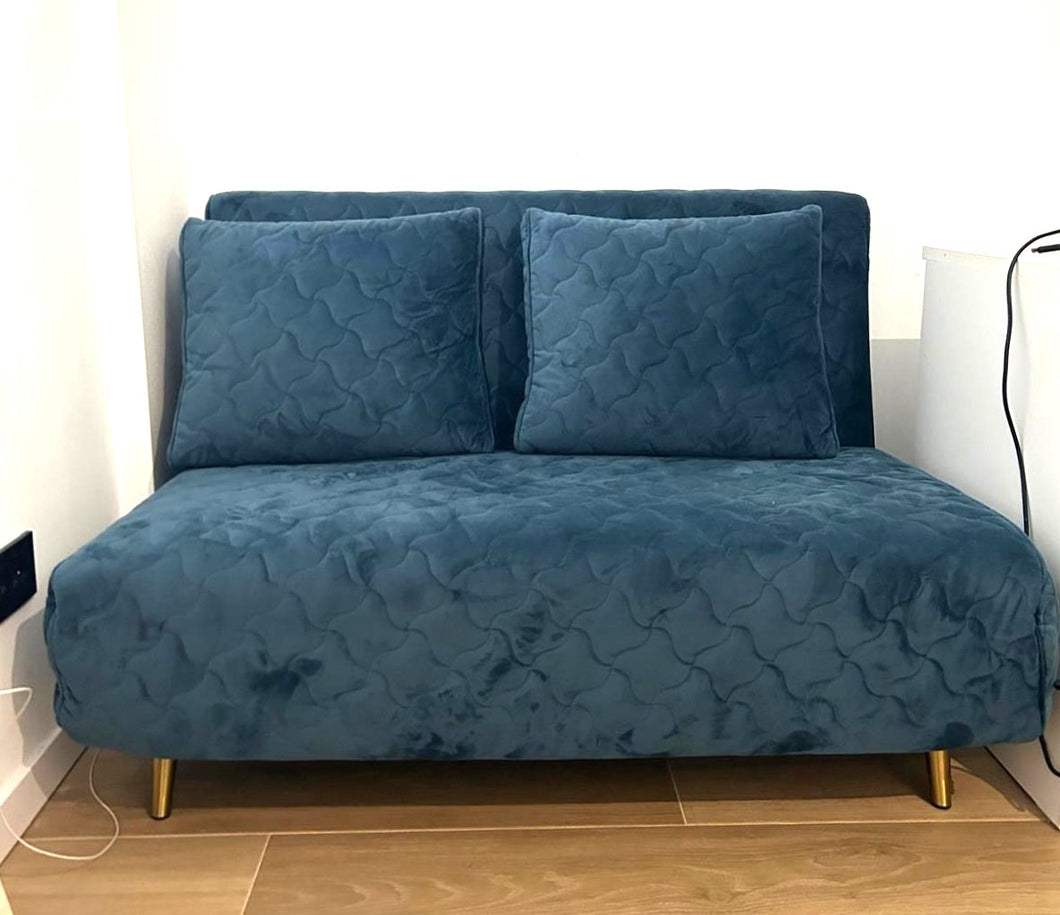 1016 - Small bed sofa in good condition! (120cm and when folded out as bed 120cm x 189cm)