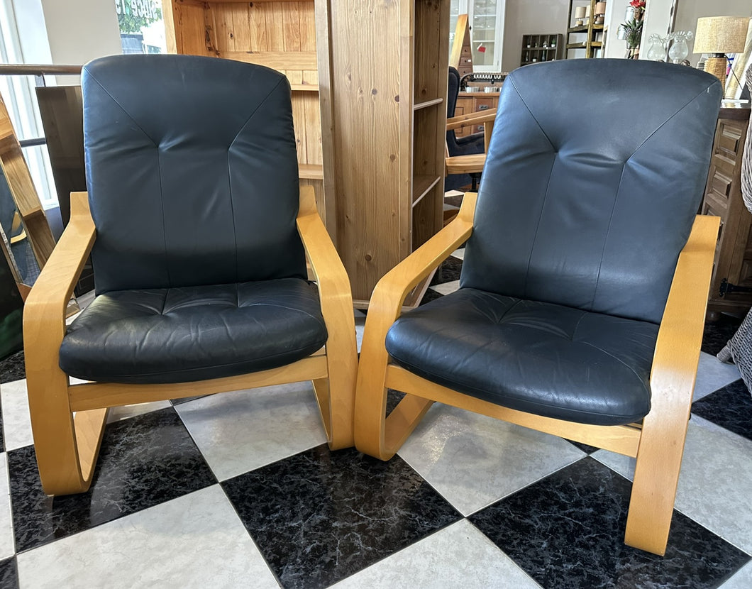1013 - Two armchairs in very good condition. 265€ for both!