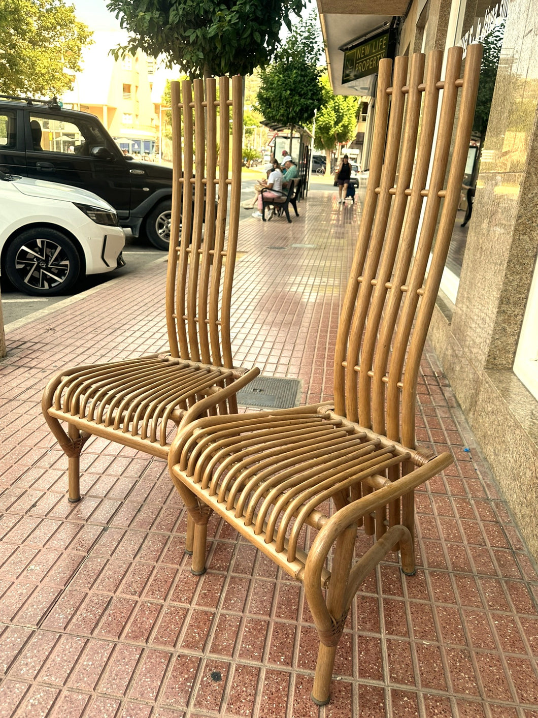 1036 - Set of 6 wooden chairs. (a little lower than the normal dining chair, more of a lounge chair).